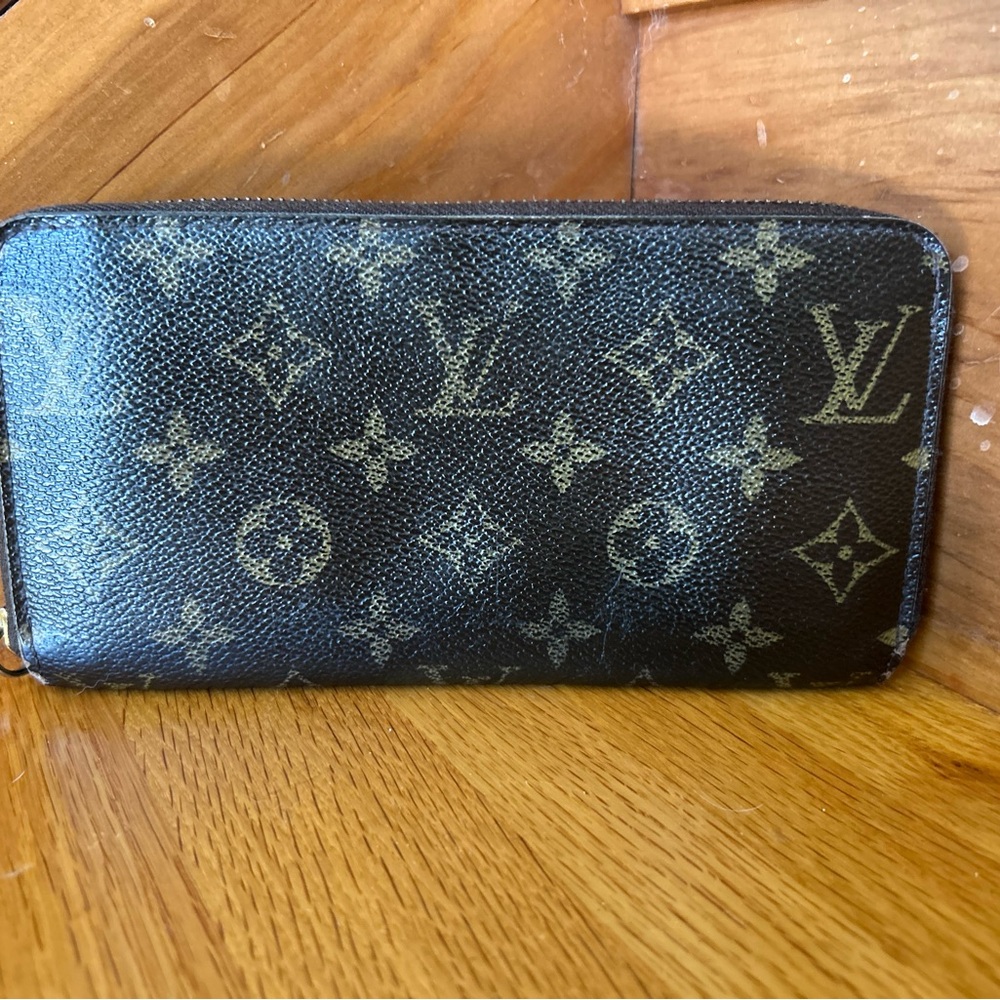 Louis Vuitton Monogram zippy Wallet